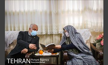 دیدار شهردار تهران با مادر شهیدان خالقی پور 13