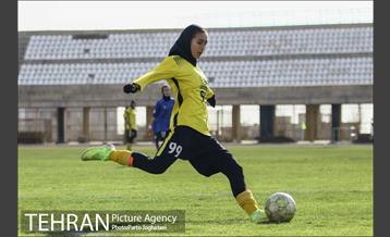 دیدار تیم‌های فوتبال بانوان البرز و سپاهان 10