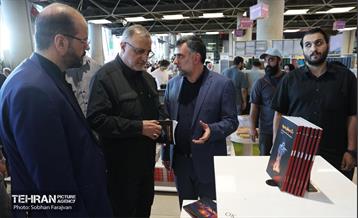 بازدید شهردار تهران از رویداد "اردی‌بهشت کتاب" 34