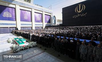 مراسم اقامه نماز بر پیکر آقای شهید ایران 37