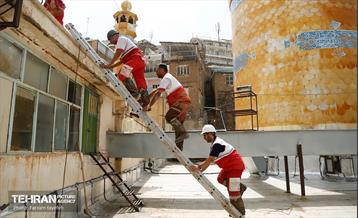 تلاش نیروهای امدادی شهرداری تهران برای تخلیه مناطق سیل زده کن