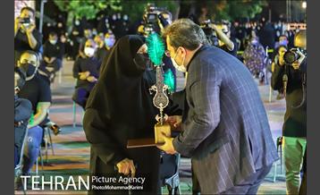 آیین بزرگداشت و تکریم خانواده های معظم شهدای مدافع حرم و مدافع سلامت 22