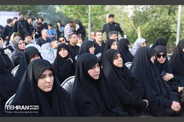 اهتزاز پرچم عزای حسینی بر فراز برج پرچم ایران 34