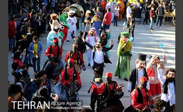 گردهمایی بزرگ عروسک‌های نوروزی در دریاچه شهدای خلیج فارس 24