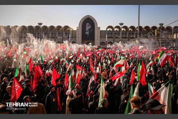 مراسم اقامه نماز بر پیکر آقای شهید ایران 8