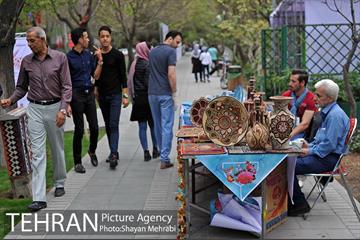 نوروزگاه هنر در پیاده‌راه بلوار کشاورز 34