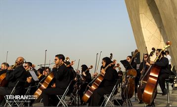 اجرای ارکستر سمفونیک تهران در میدان آزادی 31