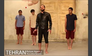 نمایش پسران تاریخ‎ 17