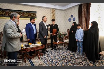 دیدار شهردار تهران با خانواده شهید دارابی 3