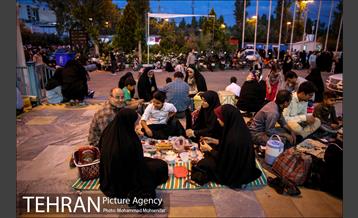 افطاری ساده در حاشیه نمایشگاه قرآن 16