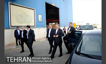 بازدید معاون اول رئیس جمهور به همراه شهردار تهران از کارخانه واگن‌سازی تهران 13