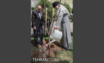 کاشت نهال توسط رهبر معظم انقلاب اسلامی 14