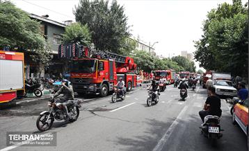 آتش‌سوزی انبار چسب در بازار تهران 1