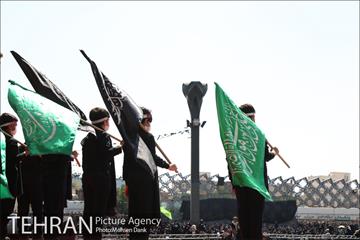 مراسم عزاداری ظهر عاشورا در میدان امام حسین(ع) 13