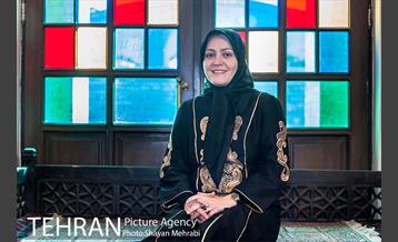 بازدید فاطمه دانشور عضو شورای شهر از نمایشگاه هنری  "فردا در آیینه" 11