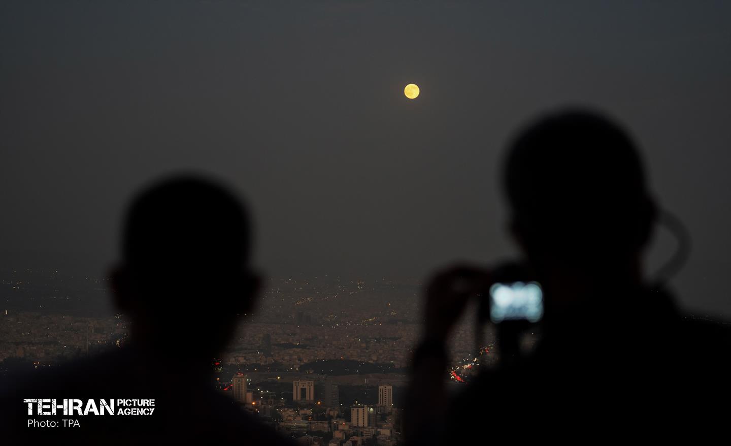 ماه کامل از فراز برج میلاد