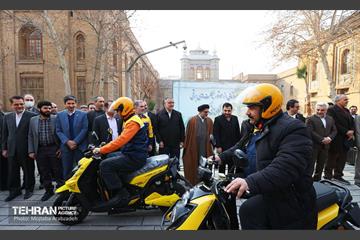 آیین رونمایی از موتورسیکلت‌های برقی شبکه پست 8