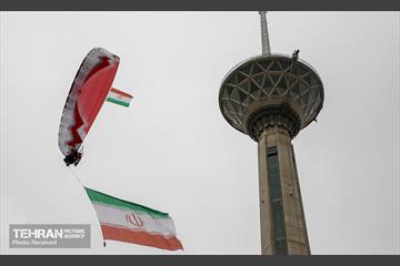 پرش چتربازان به مناسبت روز جمهوری اسلامی 11