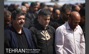 حضور شهردار برای اقامه نماز ظهر عاشورا در میدان امام حسین (ع) 8