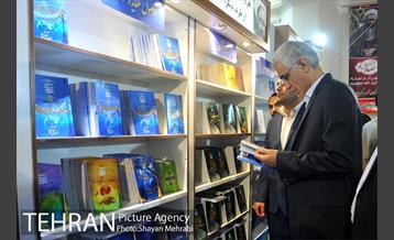بازدید محمد علی افشانی ار نمایشگاه کتاب 15