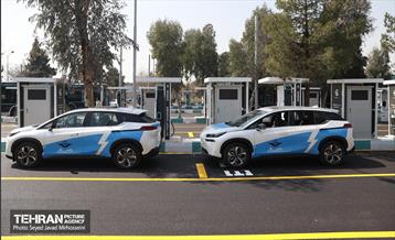 افتتاح ۳ ایستگاه شارژبرقی و رونمایی از تاکسی برخط 1