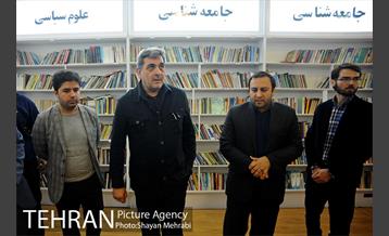 کتابگردی پیروز حناچی سرپرست شهرداری تهران در روز کتاب 17