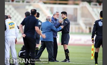 دیدار تیم های فوتبال سایپا و صنعت نفت آبادان