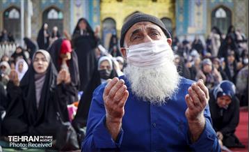 اقامه نماز عید فطر در امامزادگان پنج تن لویزان  3