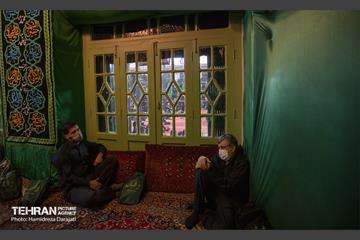 ایوان شرقی مختص بانوان و ایوان غربی برای آقایان می باشد و ضلع جنوبی حیاط منبر قرار دارد که کانون دید همه شرکت کنندگان است .