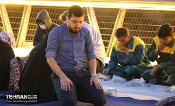 افطاری ساده روی پل طبیعت 14