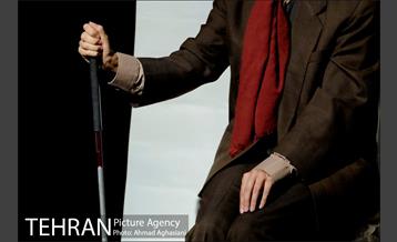 نمایش "همه چیز می گذرد، تو نمی گذری" 6