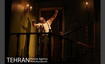 نمایش بی پدر‎ 12