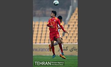 دیدار تیم های فوتبال نفت تهران و تراکتورسازی تبریز