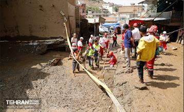 تلاش نیروهای امدادی شهرداری تهران برای تخلیه مناطق سیل زده کن