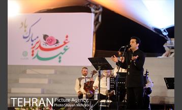 اجرای خیابانی محمد معتمدی و ارکستر سازهای ملی ایران در بوستان آب و آتش 15