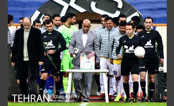 دیدار تیم‌های فوتبال استقلال و صنعت نفت آبادان  1