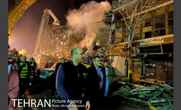 تلاش شبانه برای نجات آتش نشانان بازمانده در پلاسکو 14