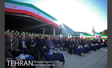 در آغاز چهلمین فجر انقلاب، آیین اهتزاز بزرگترین پرچم مقدس کشورمان با حضور شهردار تهران 16