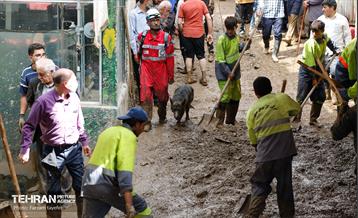 تلاش نیروهای امدادی شهرداری تهران برای تخلیه مناطق سیل زده کن