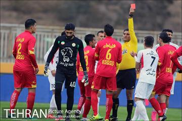 دیدار تیم های فوتبال نفت تهران و پرسپولیس