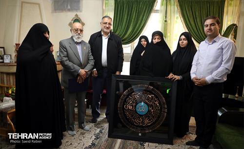 حضور شهردار تهران در منزل شهیدان الله کرمی 1