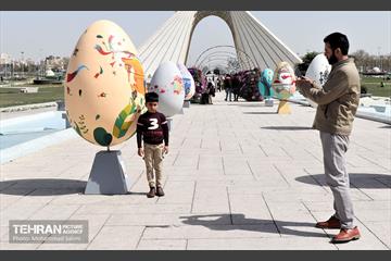 تخم مرغ های رنگی در میدان آزادی 4