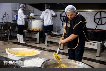 طبخ غذای نذری عتبه علوی برای آسیب دیدگان جنگ رمضان