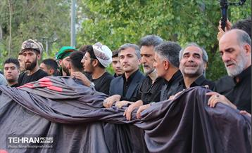 اهتزاز پرچم عزای حسینی بر فراز برج پرچم ایران 10