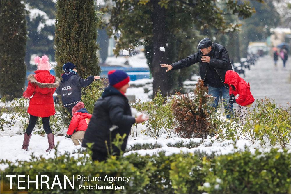 روز برفی تهران در پارک شهر 21