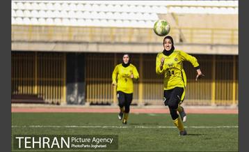 دیدار تیم‌های فوتبال بانوان البرز و سپاهان 13