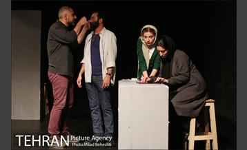 نمایش چند تکه لغزان، بر لبه سران یک وضعیت پیچان‎ 13