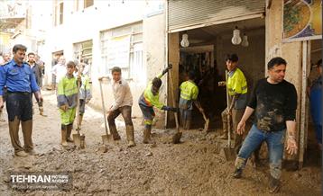 تلاش نیروهای امدادی شهرداری تهران برای تخلیه مناطق سیل زده کن