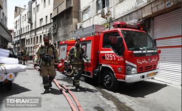 آتش‌سوزی انبار چسب در بازار تهران 34