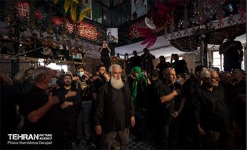 کافی است در کوچه پشت میدان نیاوران که نام «خان سفید» را یدک می‎کشد به سمت پایین حرکت کنید تا به تکیه ای با گنبد سبز که در دوره ناصری بنا شده